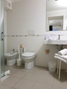 杜伊诺Hotel Aurora Duino的白色的浴室设有卫生间和水槽。