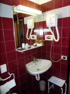 圣卡特琳娜瓦尔夫桑塔卡特里纳酒店的一间带水槽和镜子的浴室