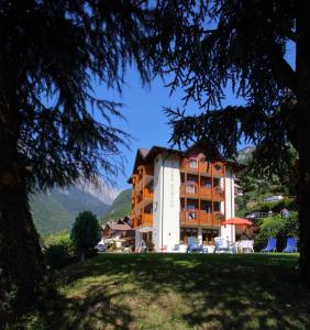 莫尔韦诺Hotel Zurigo的山丘上的酒店,前面有草坪