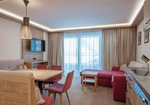 奥伯古格尔Apartment Alpenland的客厅配有沙发和桌子