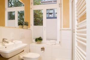 海德堡海德尔堡宾客之家酒店的浴室配有卫生间、盥洗盆和淋浴。