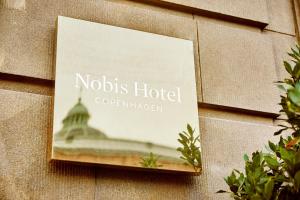 哥本哈根Nobis Hotel Copenhagen, a Member of Design Hotels™的大楼一侧酒店标志