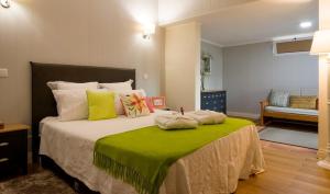 丰沙尔Quinta do Bom Sucesso的一间卧室配有一张带绿毯的大床