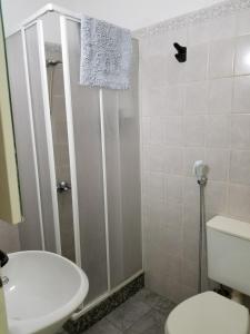 布兰卡港M&A Apartamentos Temporales的带淋浴和卫生间的浴室