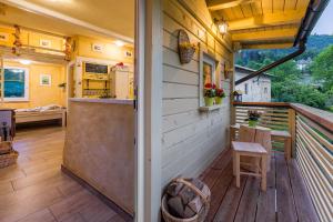布莱德House Gabrijel with four seasons outdoor kitchen的一间小房子的厨房和用餐区