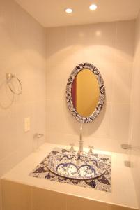 瓜达拉哈拉奥尔加格瑞达B&B旅馆的一个带镜子的台面板的浴室