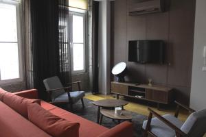 布拉加Bracara Home的客厅配有红色沙发和电视