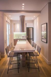 雅典雅典卫城下雅致房屋公寓的一间带大桌子和椅子的用餐室
