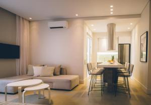 雅典雅典卫城下雅致房屋公寓的客厅配有沙发和桌椅