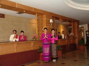 南府黛瓦拉奇酒店的一群穿着粉红色长袍站在大厅的女人