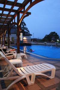 南府黛瓦拉奇酒店的一组躺椅,位于游泳池旁