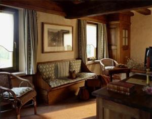 班尼亚乌提摩木立诺酒店的带沙发和2扇窗户的客厅