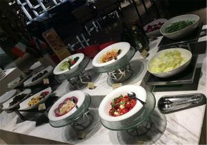 北京北京中航泊悦酒店 的一张桌子上放着许多碗食物