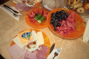 NegushevoYan BibiYan Guest House的桌上有两盘食物和水果