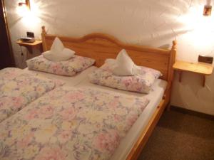 施马伦贝格Ferienwohnungen Seidenweber的一间卧室配有一张带两个枕头的床