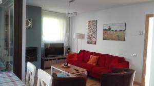 贝纳斯克Pleta del Mon的客厅配有红色的沙发和桌子