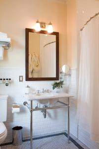 特柳赖德新谢里登酒店的一间带水槽和镜子的浴室
