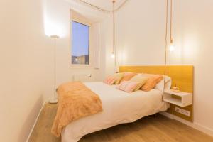 毕尔巴鄂Mirador del Arriaga的白色卧室配有一张带秋千的大床