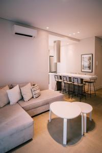 雅典雅典卫城下雅致房屋公寓的客厅配有沙发和桌子