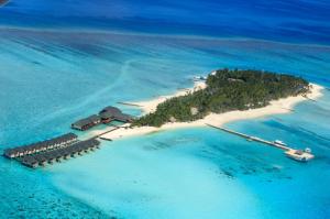 北马累环礁夏天岛马尔代夫度假酒店的海洋中的一个岛屿
