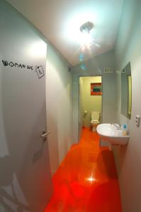 特罗亚诺维采Penzion UAX的浴室配有白色水槽和卫生间。