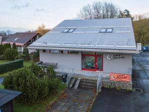 特罗亚诺维采Penzion UAX的屋顶上设有太阳能电池板的白色房子