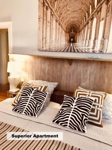 拜罗伊特Villa Friedrich的一张床上有四个枕头的房间