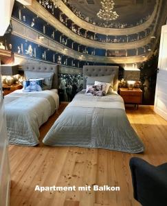 拜罗伊特Villa Friedrich的一间卧室设有两张床和蓝色的墙壁