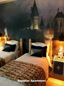 拜罗伊特Villa Friedrich的一间带两张床的卧室和城堡壁画