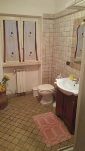 菲乌米奇诺河流公寓的一间带卫生间和水槽的浴室