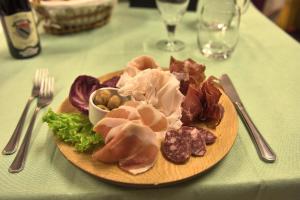 科涅Hotel Paradisia的桌上一盘带肉和蔬菜的食物