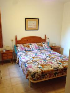 利乌玛Chalet turistico Riumar的一间卧室配有床,床上装有被子