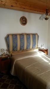 彼得拉桑塔Il colle di Abramo casa vacanze Enrica的一间卧室配有一张蓝色和黄色床头板的床