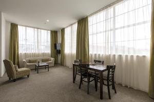 汉密尔顿切斯特汉密尔顿公寓式酒店的客厅配有桌椅和窗户。