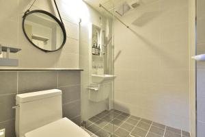 束草市相伴旅馆酒店的一间带卫生间和镜子的浴室