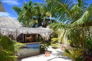 波拉波拉特曼努阿塔乡村酒店的一个带游泳池和棕榈树的度假村
