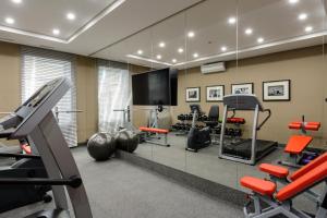 卡拉甘达Hotel Senator的一个带镜子的健身房和一些健身器材