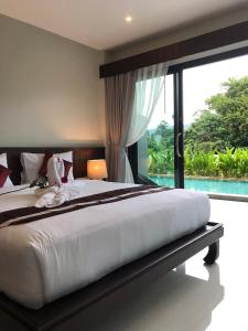 拉迈阿马里娜绿色酒店的一间卧室设有一张大床和一个大窗户