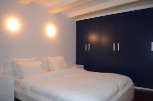 阿姆斯特丹Rembrandtplein Bed & Breakfast的一间卧室配有一张大床和黑色橱柜