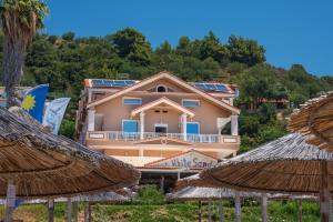 帕拉利亚维拉乔WhiteSands Beach Resort的一座建筑的顶部设有太阳能电池板