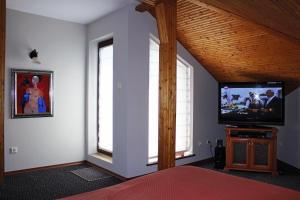 内塞伯尔Boutique Hotel St. Stefan的卧室配有平面电视和窗户。