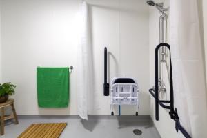 法尔茅斯Roseland House的带淋浴和绿毛巾的浴室
