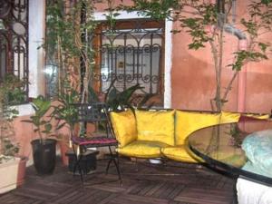 威尼斯Luxury apartment on the Grand Canal的门前的黄色沙发和椅子