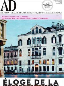 威尼斯Luxury apartment on the Grand Canal的一本杂志封面,上面是一座白色的大建筑
