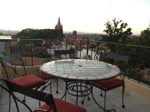 圣米格尔-德阿连德提欧精品酒店的美景阳台配有桌椅