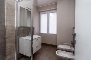 莱科Lake Como Apartments的浴室配有卫生间、盥洗盆和淋浴。