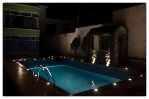 SangolquíSueños del Valle的夜间游泳池周围灯光环绕