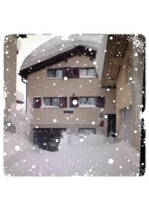 安德马特私人客房住宿加早餐旅馆的一座被雪覆盖的建筑
