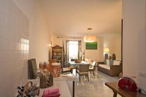 圣卡特琳娜迪纳德Cala D'Aspide的带沙发的客厅和用餐室