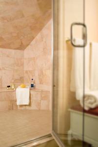 纽波特Hydrangea House Inn的浴室里设有玻璃门淋浴